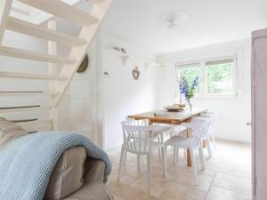 - une salle à manger avec une table et des chaises dans l'établissement Cozy house with sauna in Oostkapelle with forest, à Oostkapelle