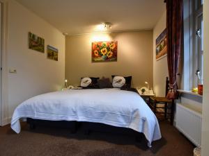 ein Schlafzimmer mit einem großen weißen Bett in einem Zimmer in der Unterkunft Spacious holiday farm in Bronckhorst with private garden in Bronkhorst