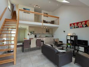 sala de estar con escalera y comedor en Luxury holiday home with private terrace, en Langweer