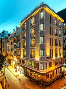 un grand bâtiment situé dans une rue de la ville la nuit dans l'établissement Santa Ottoman Hotel, à Istanbul
