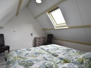 HippolytushoefにあるApartment in a unique location within walking distance of the Wadden Seaのベッドルーム(ベッド1台、窓付)