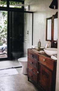 a bathroom with a toilet and a sink and a shower at Vila Bambu Ilhabela, Santa Tereza in Ilhabela
