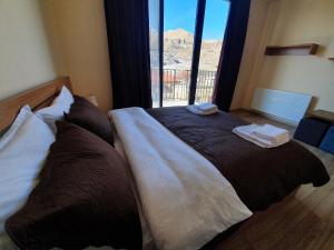 Letto o letti in una camera di Hotel Horizon Kazbegi