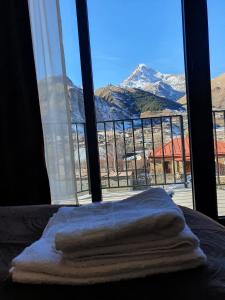 Vista generica sulle montagne o vista sulle montagne dall'interno dell'hotel