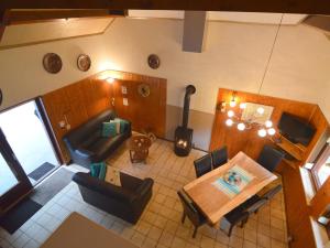 ein Wohnzimmer mit einem Tisch und Stühlen in der Unterkunft Cozy Holiday Home in Uden with huge private garden in Uden