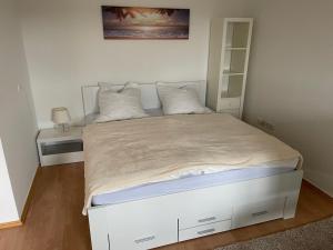ein Schlafzimmer mit einem Bett mit einem weißen Bettrahmen in der Unterkunft 1,5 Zimmer Apartment, 38,5 qm, Multimedia TV, Uni, HBF in Duisburg