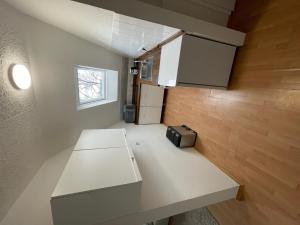 eine Küche mit einer weißen Arbeitsplatte und einer Mikrowelle in der Unterkunft 1,5 Zimmer Apartment, 38,5 qm, Multimedia TV, Uni, HBF in Duisburg