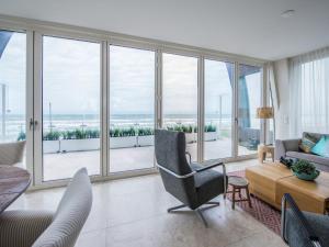 Luxury apartment with sea view in a residence on the boulevard of Egmondにあるシーティングエリア