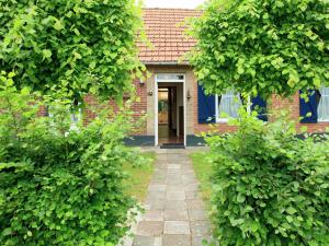 una casa in mattoni con un sentiero che porta alla porta d'ingresso di Holiday home in North Limburg with enclosed garden a Ospel