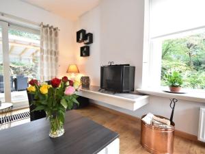 TV a/nebo společenská místnost v ubytování Lovely holiday home in Rijssen Holten with garden
