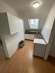 eine Küche mit weißen Schränken und einem Waschbecken in der Unterkunft 1,5 Zimmer Apartment, 38,5 qm, Multimedia TV, Uni, HBF in Duisburg