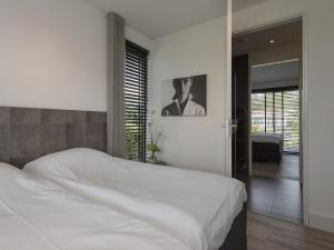 Fotografie z fotogalerie ubytování Villa with private jetty v destinaci Zeewolde