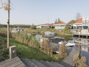 Fotografie z fotogalerie ubytování Villa with private jetty v destinaci Zeewolde