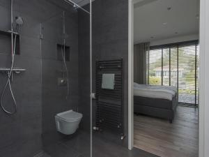 Fotografie z fotogalerie ubytování Villa with private jetty v destinaci Zeewolde