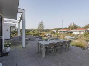Fotografie z fotogalerie ubytování Villa with private jetty v destinaci Zeewolde