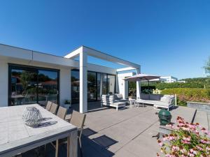 Fotografie z fotogalerie ubytování Villa with private jetty v destinaci Zeewolde