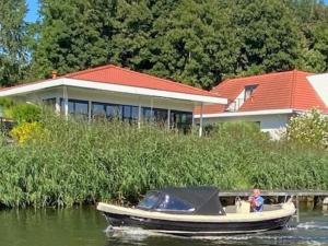 Fotografie z fotogalerie ubytování Villa with private jetty v destinaci Zeewolde