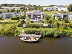 Fotografie z fotogalerie ubytování Villa with private jetty v destinaci Zeewolde