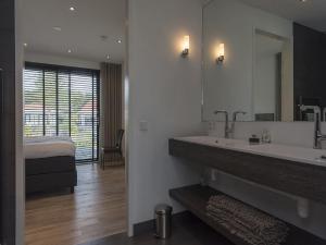 Fotografie z fotogalerie ubytování Villa with private jetty v destinaci Zeewolde