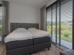 Fotografie z fotogalerie ubytování Villa with private jetty v destinaci Zeewolde