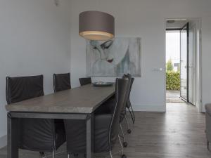 Fotografie z fotogalerie ubytování Villa with private jetty v destinaci Zeewolde