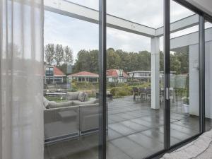 Fotografie z fotogalerie ubytování Villa with private jetty v destinaci Zeewolde