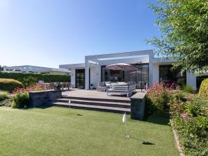 Fotografie z fotogalerie ubytování Villa with private jetty v destinaci Zeewolde