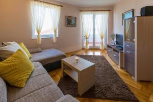 Televízia a/alebo spoločenská miestnosť v ubytovaní BUCAR + 11 fotografií