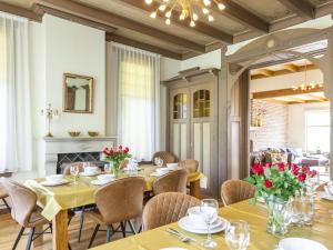 jadalnia ze stołami, krzesłami i kwiatami w obiekcie Holiday home in the central location w mieście Terneuzen