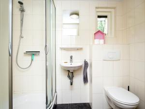 Bathroom sa Spacious Farmhouse near Forest in Heeze-Leende