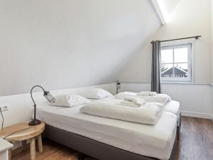 Een bed of bedden in een kamer bij Holiday home for 10 people in the middle of the Beemster