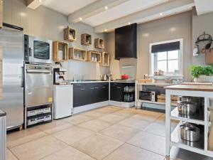 Een keuken of kitchenette bij Holiday home for 10 people in the middle of the Beemster