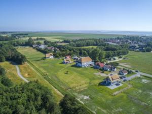 una vista aérea de una casa en un campo verde en Apartment in tasteful farmhouse in De Cocksdorp on the Wadden island of Texel, en De Cocksdorp