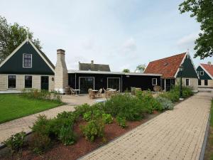 Galeriebild der Unterkunft Nicely decorated villa with garden, near the sea in Hippolytushoef