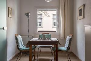 a dining room with a table and chairs and a window at Ferienwohnung Werner in Konstanz