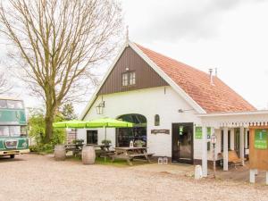 Gallery image of Cozy chalet with gas fireplace, in the Achterhoek in Ootmarsum