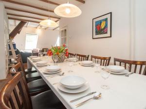 A restaurant or other place to eat at Child friendly and cosy farmhouse