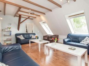 una sala de estar con sofás y mesas azules en Child friendly and cosy farmhouse, en 't Zand