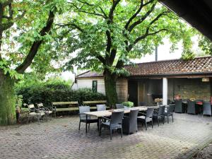 Un restaurante o sitio para comer en Beautiful Country House in Asten Near the Lake