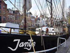 フローニンゲンにあるJantjeの黒船が港に停泊