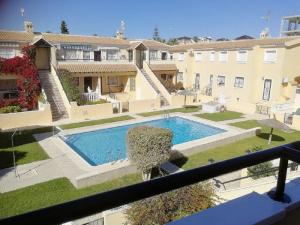 Blick auf ein großes Haus mit Pool in der Unterkunft Casa Joleen 2 in Villamartin