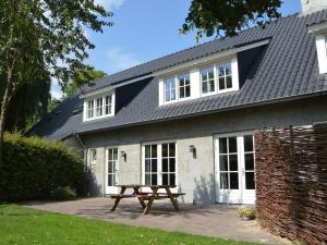 eine Picknickbank vor einem Haus in der Unterkunft Holiday Home in Haaren near De Efteling in Haaren