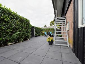 un patio con una escalera y flores en una casa en Luxurious apartment in Eibergen en Eibergen