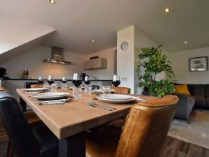una mesa de comedor con copas de vino. en Luxurious apartment in Eibergen en Eibergen