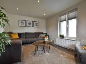 Luxurious apartment in Eibergen في Eibergen: غرفة معيشة مع أريكة وطاولة
