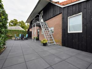 Luxurious apartment in Eibergen في Eibergen: فناء مع سلم على جانب المبنى