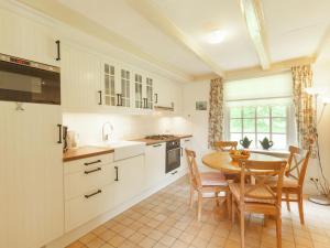 Una cocina o zona de cocina en Authentic holiday home near Baarn Utrecht on an estate