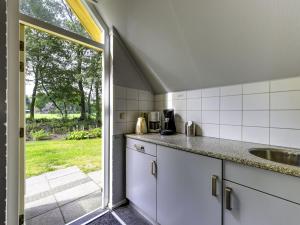 Dapur atau dapur kecil di Attractive holiday home with large garden, near Zwolle