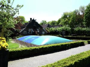 Kolam renang di atau di dekat Attractive holiday home with large garden, near Zwolle