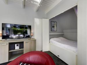Tempat tidur dalam kamar di Attractive holiday home with large garden, near Zwolle